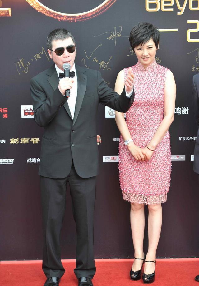 冯小刚携老婆徐帆亮相穿改良版短旗袍气质惊艳53岁也没老态