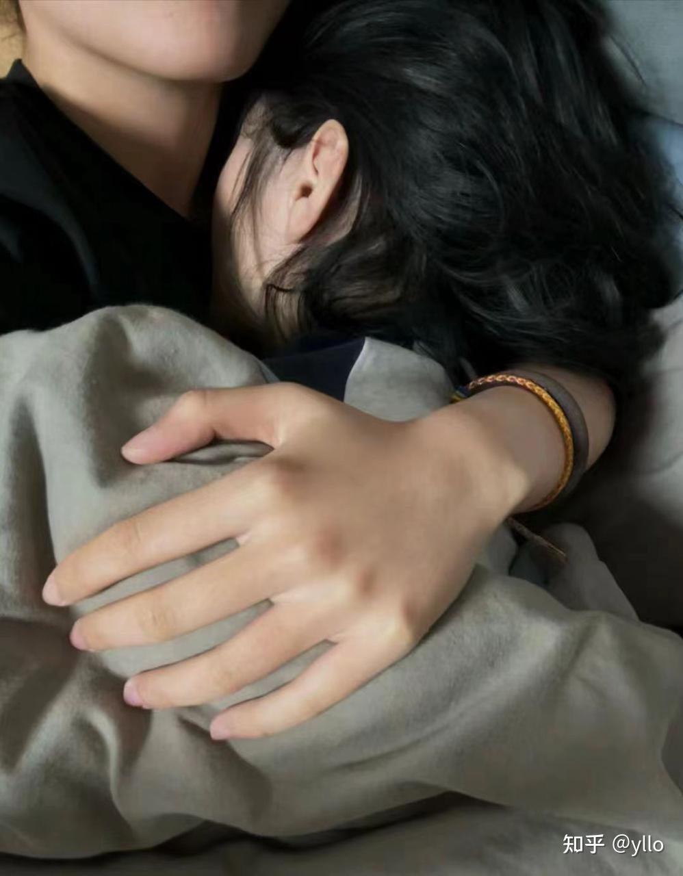 情侣睡觉都抱着睡吗