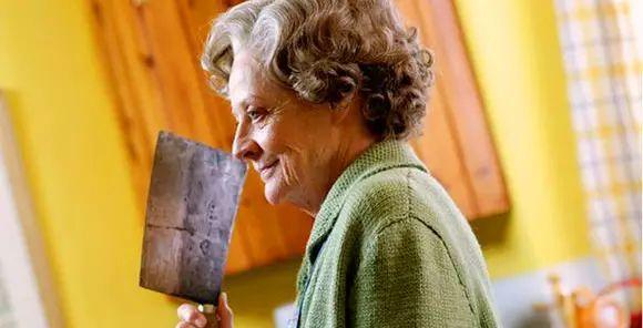 [保持缄默]中的杀手奶奶…[四重奏]中的退休女演员…因为这些年她从不