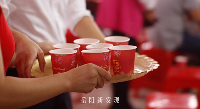 送出去的是糖茶,收回来的就是杯子和红包了.