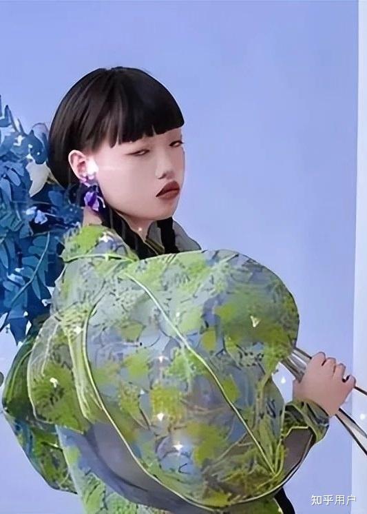 如何看待清华美院女性再度用眯眯眼塌鼻子丑化国内女性形象并自称为