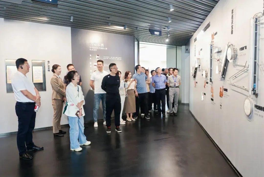 互学互鉴,同行同赢!中央广播电视总台"品牌强国工程"成员单位走进郎酒