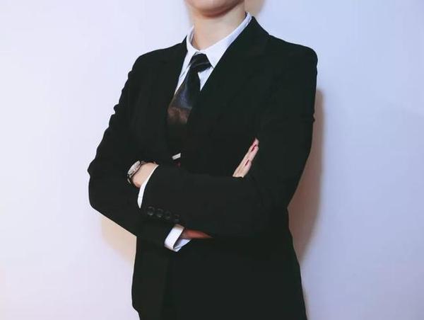 优雅的站姿究竟是怎样的呢?胳膊和脚到底怎么放合适?