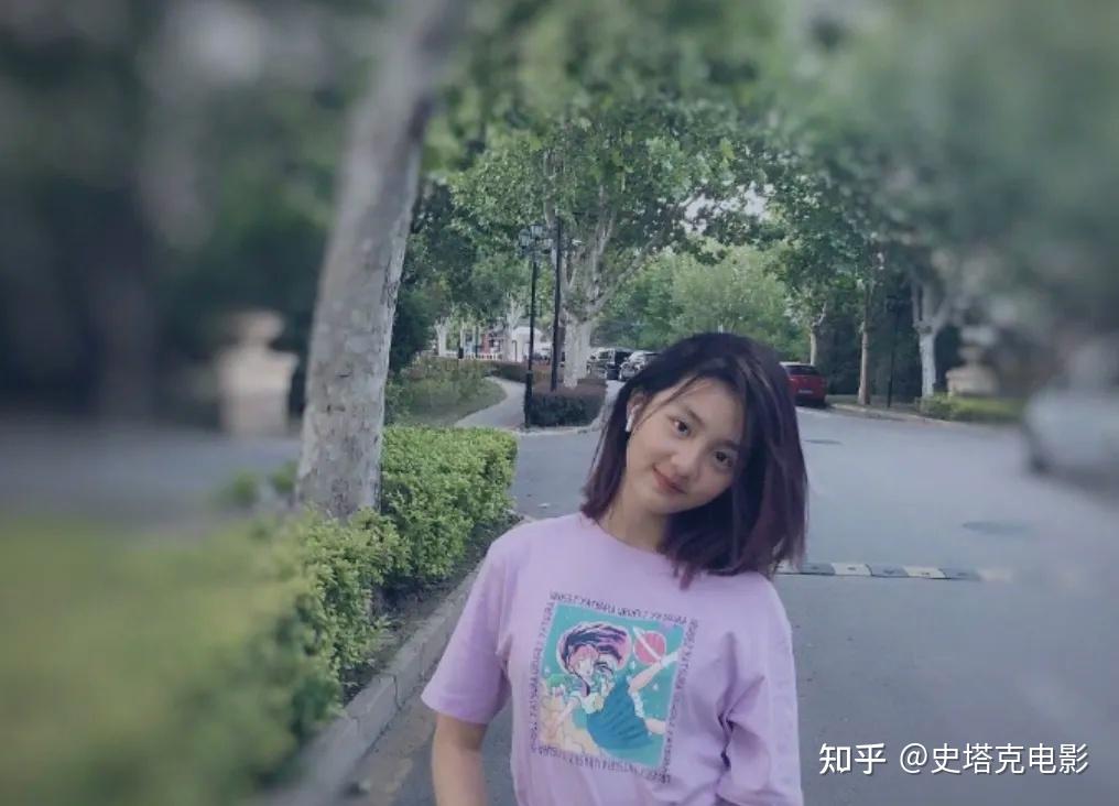 18岁黄多多对比14岁王诗龄,风格截然不同,网友评价一针见血 - 知乎