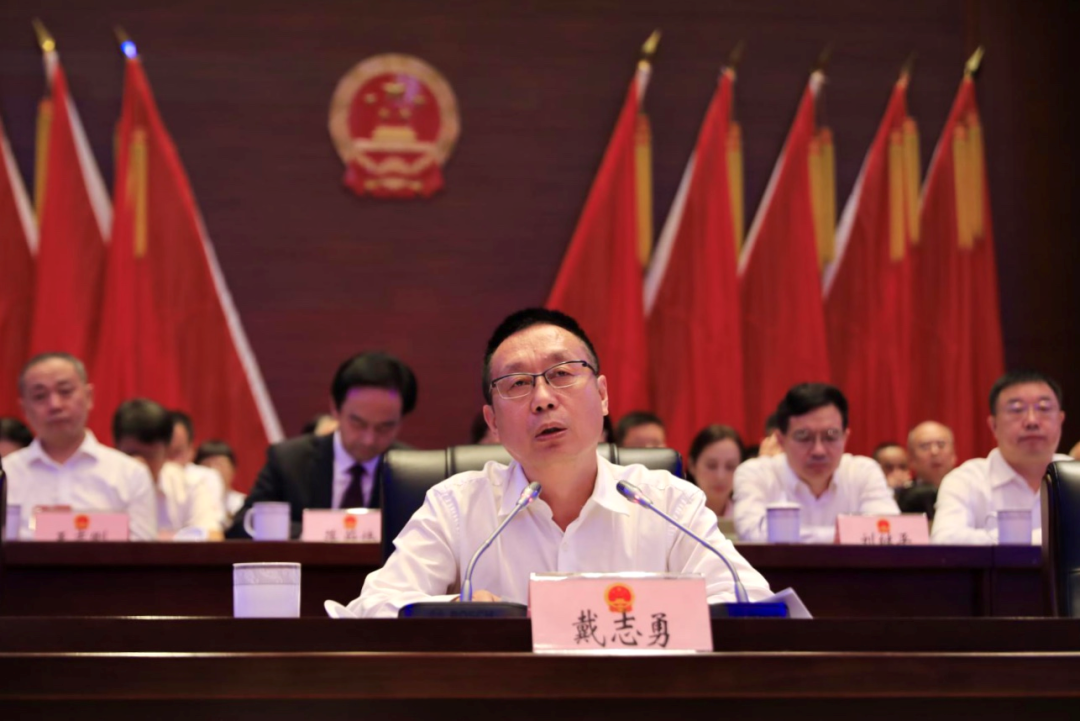 戴志勇在会上围绕"提升,发展,中优,民生"发表讲话.