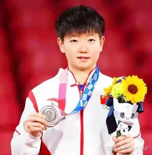 小时候,同龄的小朋友都喜欢洋娃娃,肯德基,而只有孙颖莎把训练馆当成