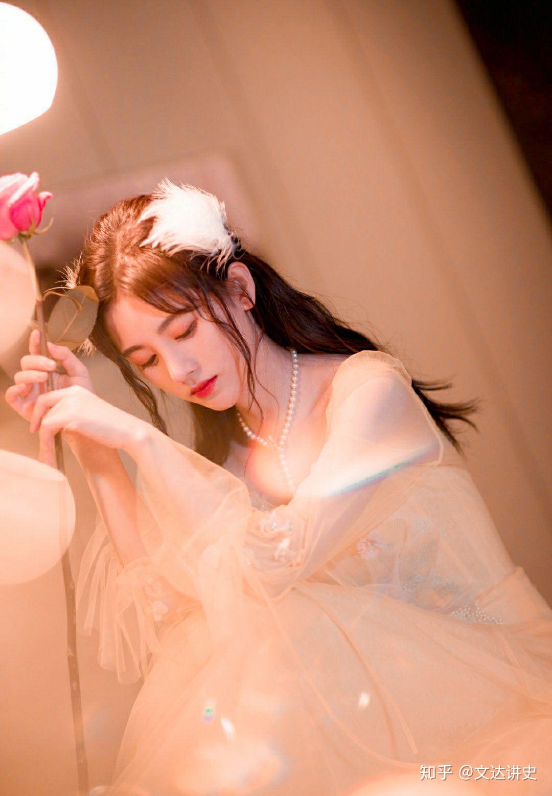 鞠婧祎最新美照一身薄纱黄衣美如天仙