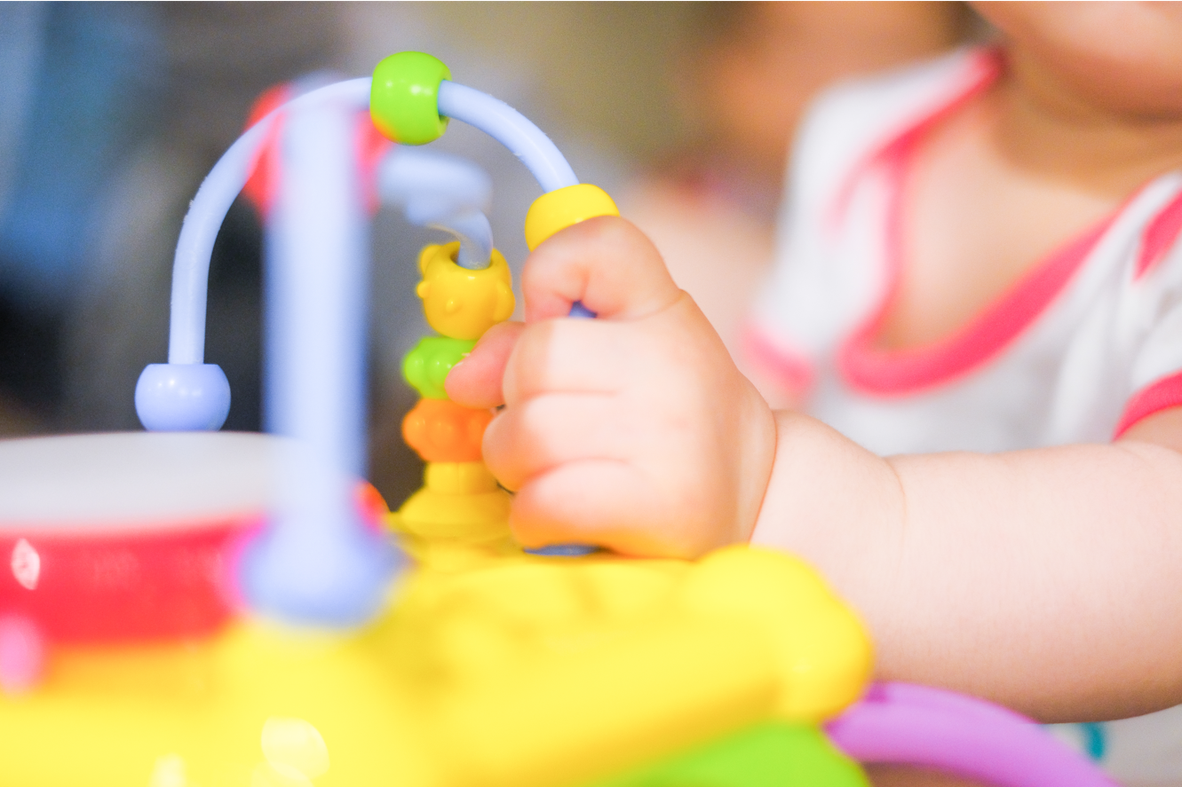 婴儿几个月会抓玩具 v2-68e731dbdc47abe37366898bc4b57eba_1440w.jpg?source=172ae18b