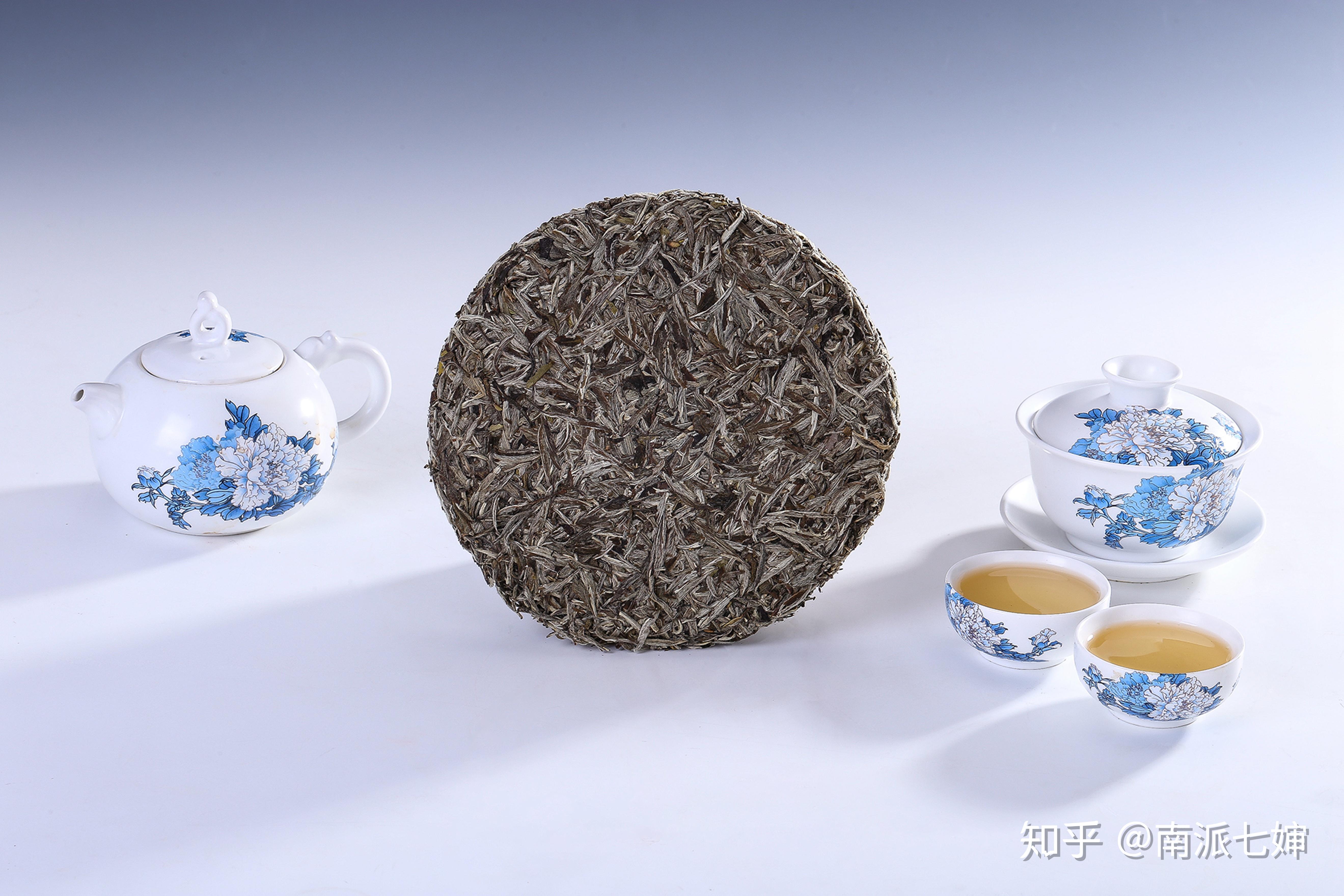 宋朝,饼茶又有了一个洋气的名字叫"龙凤团茶","龙凤团茶"是北宋的贡茶