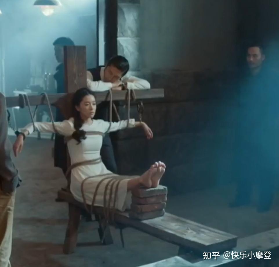 影视里女性受刑为什么都会被脱去外衣这是什么惯例