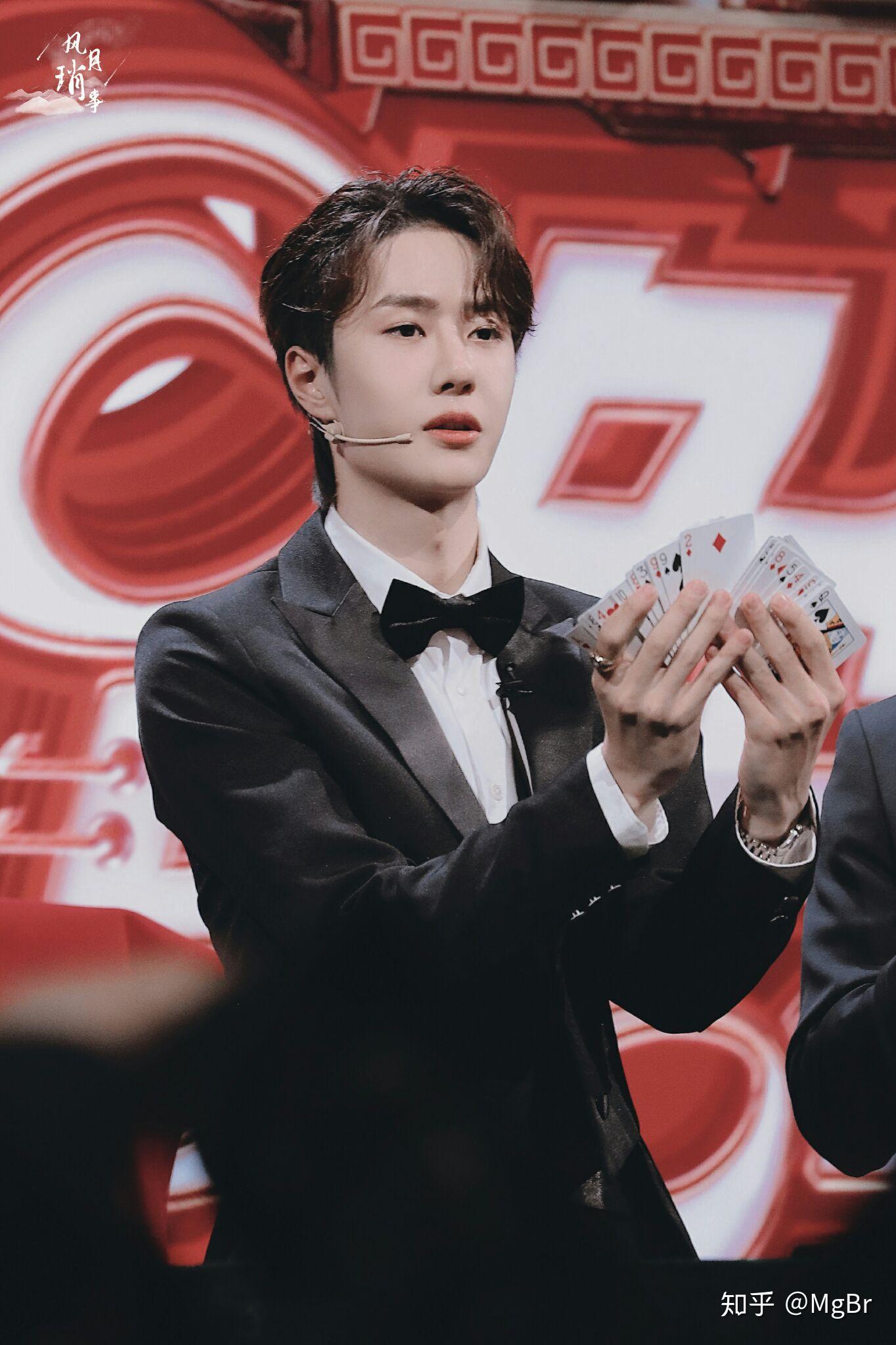 如何评价王一博在2020年湖南卫视春晚上的魔术表演