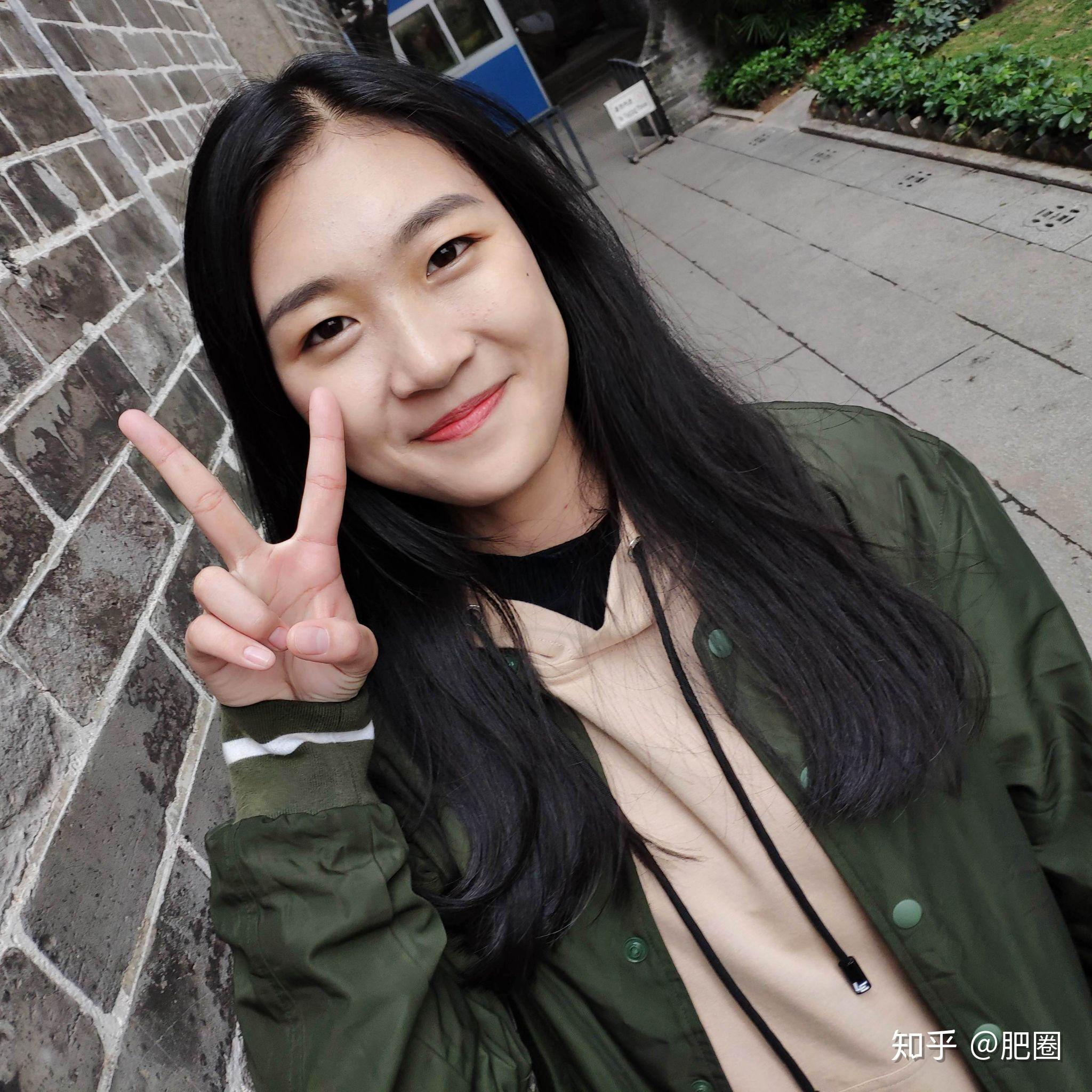 有没有那种单眼皮小眼睛塌鼻梁厚嘴唇但还挺好看的女生?