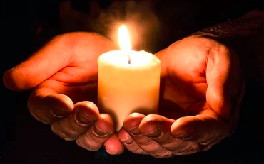 现在的蜡烛是石油冶炼的产物,至于古法制作的蜡烛我们绝大多数人应该