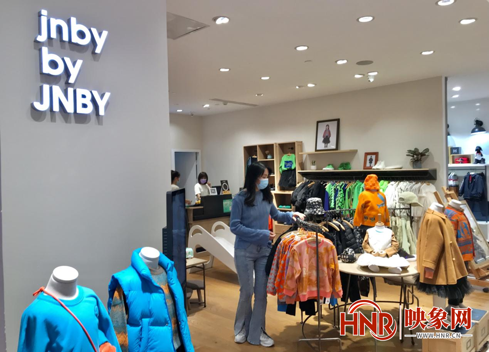 记者实探郑州江南布衣童装门店均已下架图案不当的童装