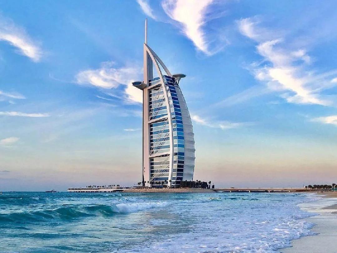 帆船酒店,又称伯瓷酒店,是迪拜另一处令人叹为观止的建筑奇迹.