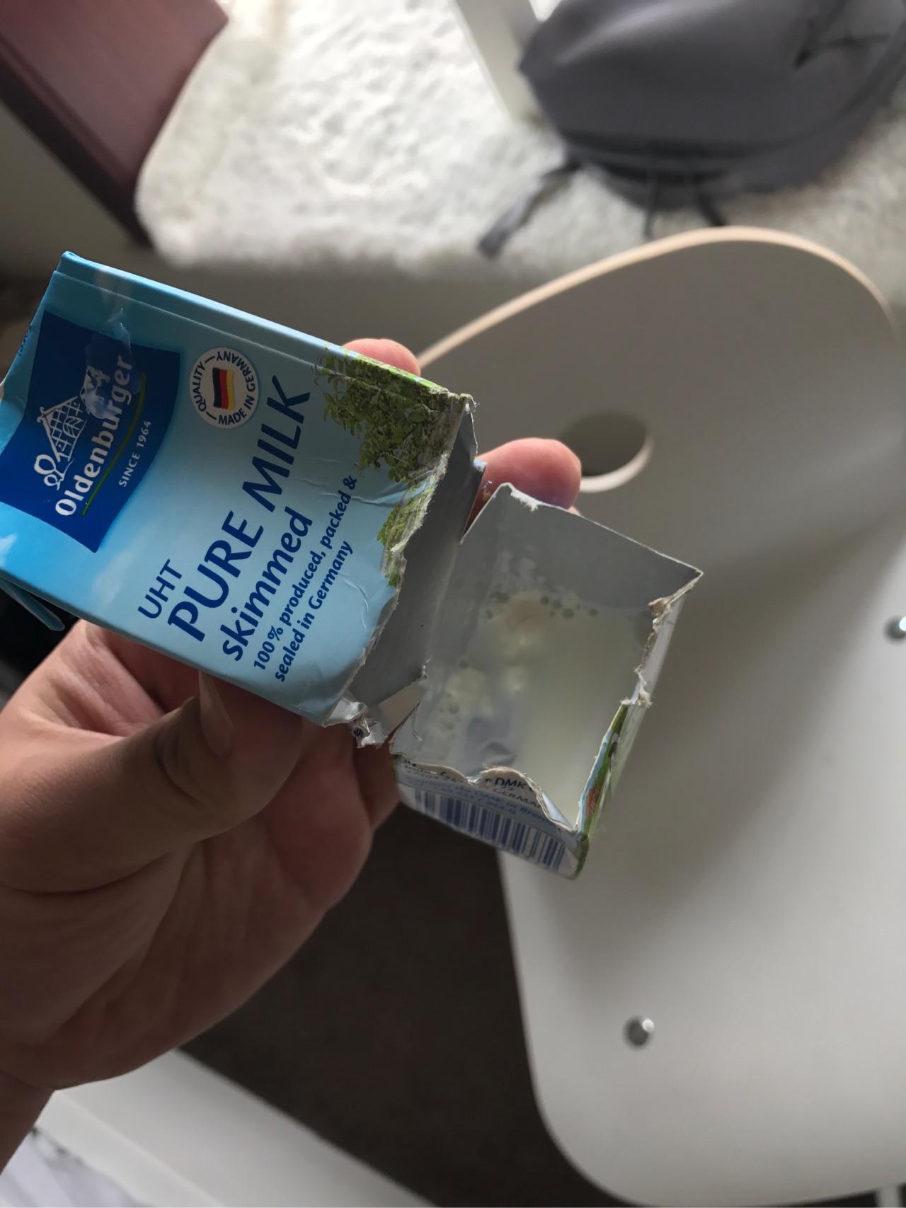 购买的欧德堡全脂牛奶出现白色块状絮凝物体有无问题