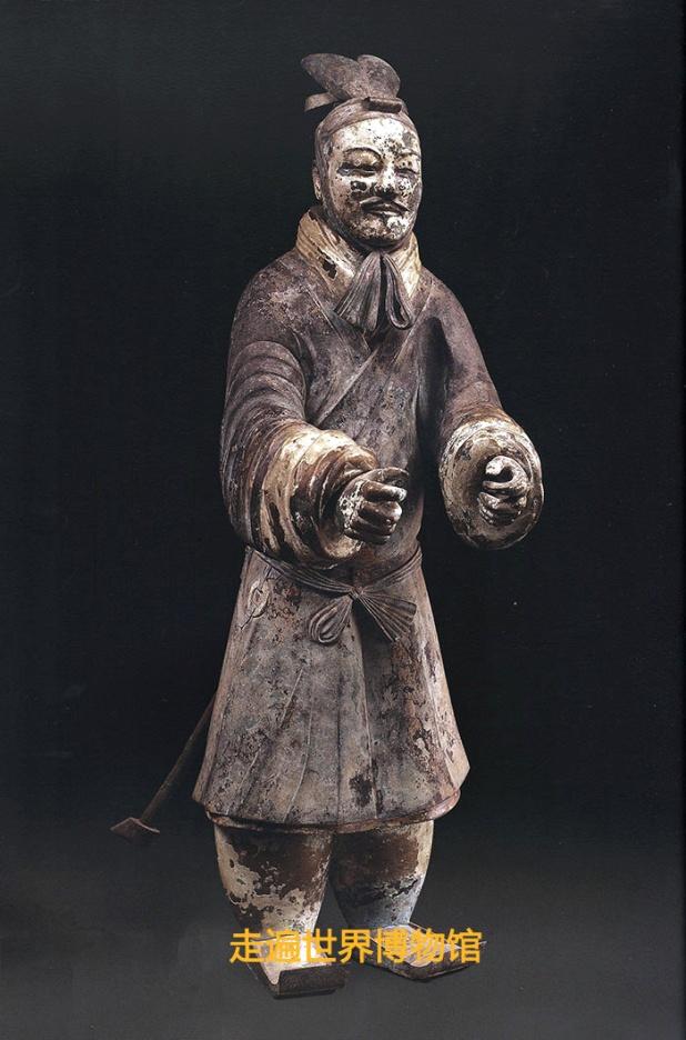 (一号铜马车立姿御手俑)一号车又名"立车","高车",总重1061公斤.