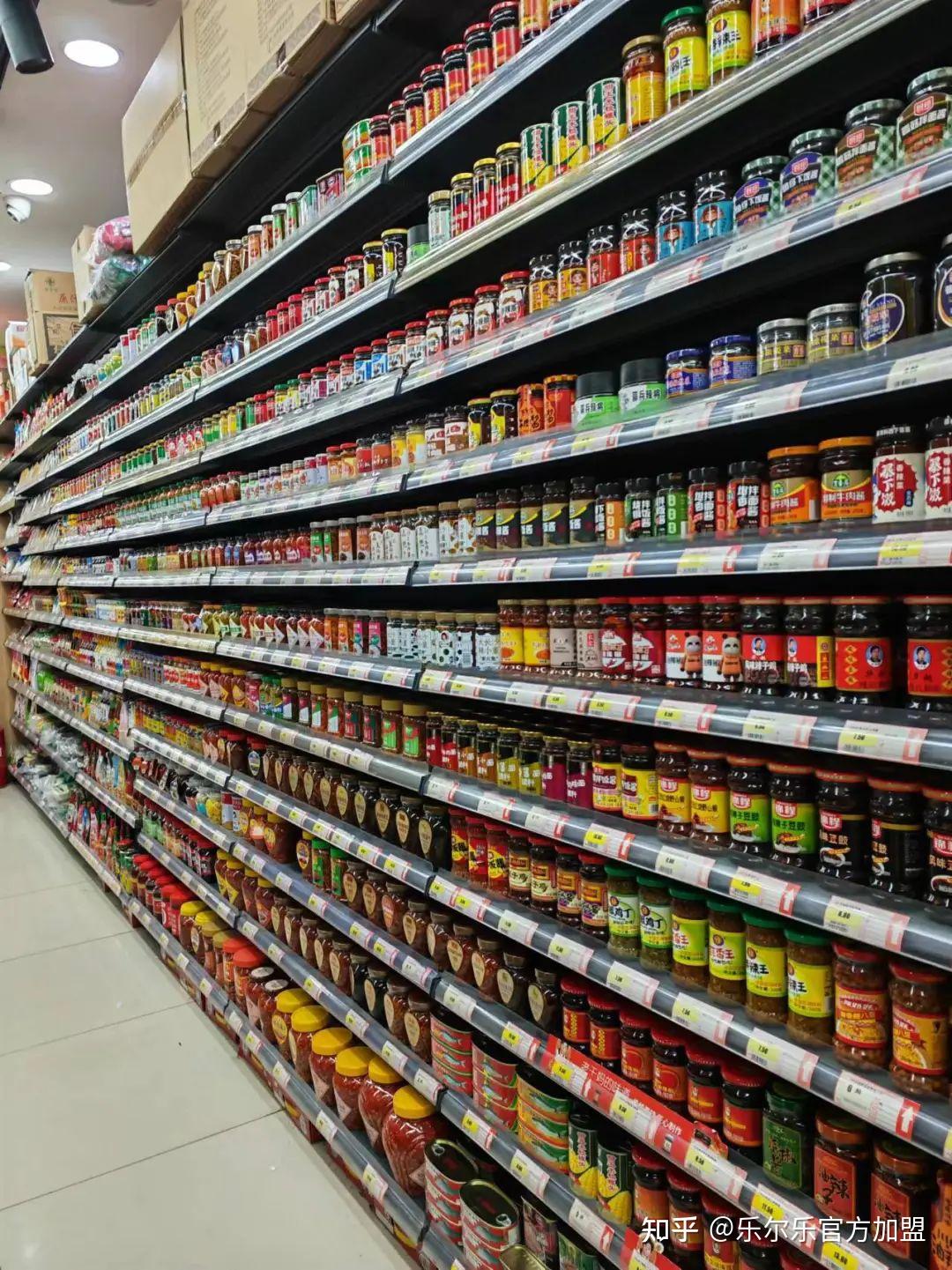 乐尔乐门头有醒目的"特价批发超市"几个字,消费者进去后会发现,超市有