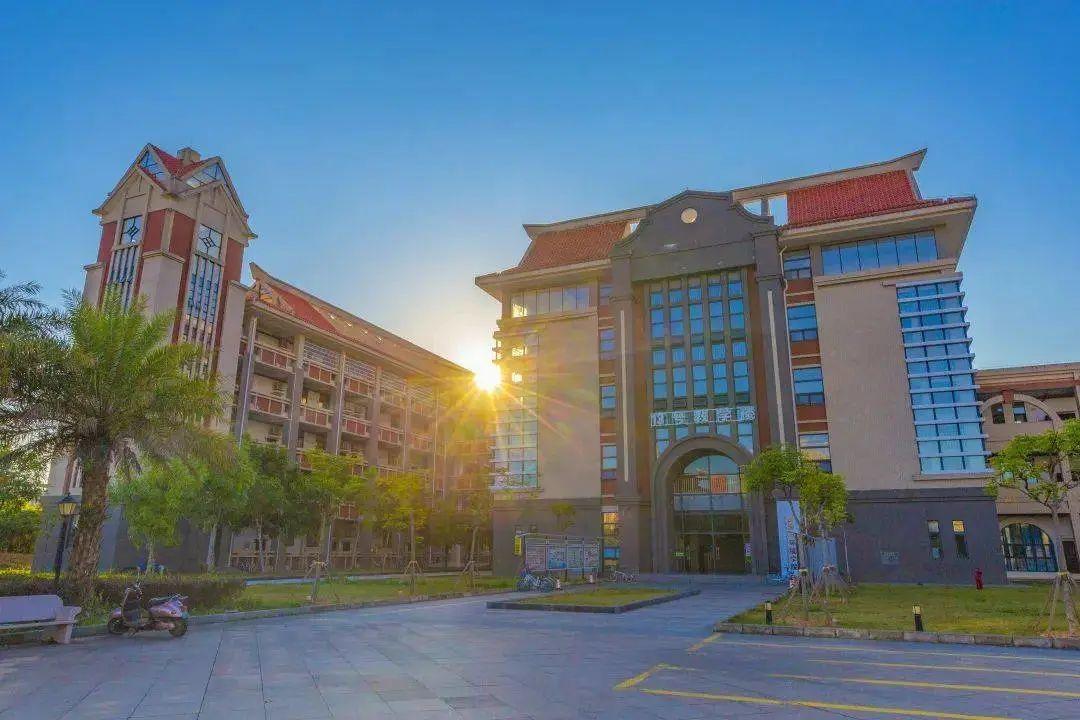 北部灣大學位於廣西壯族自治區欽州市,是一所以工學,理學,管理學為主