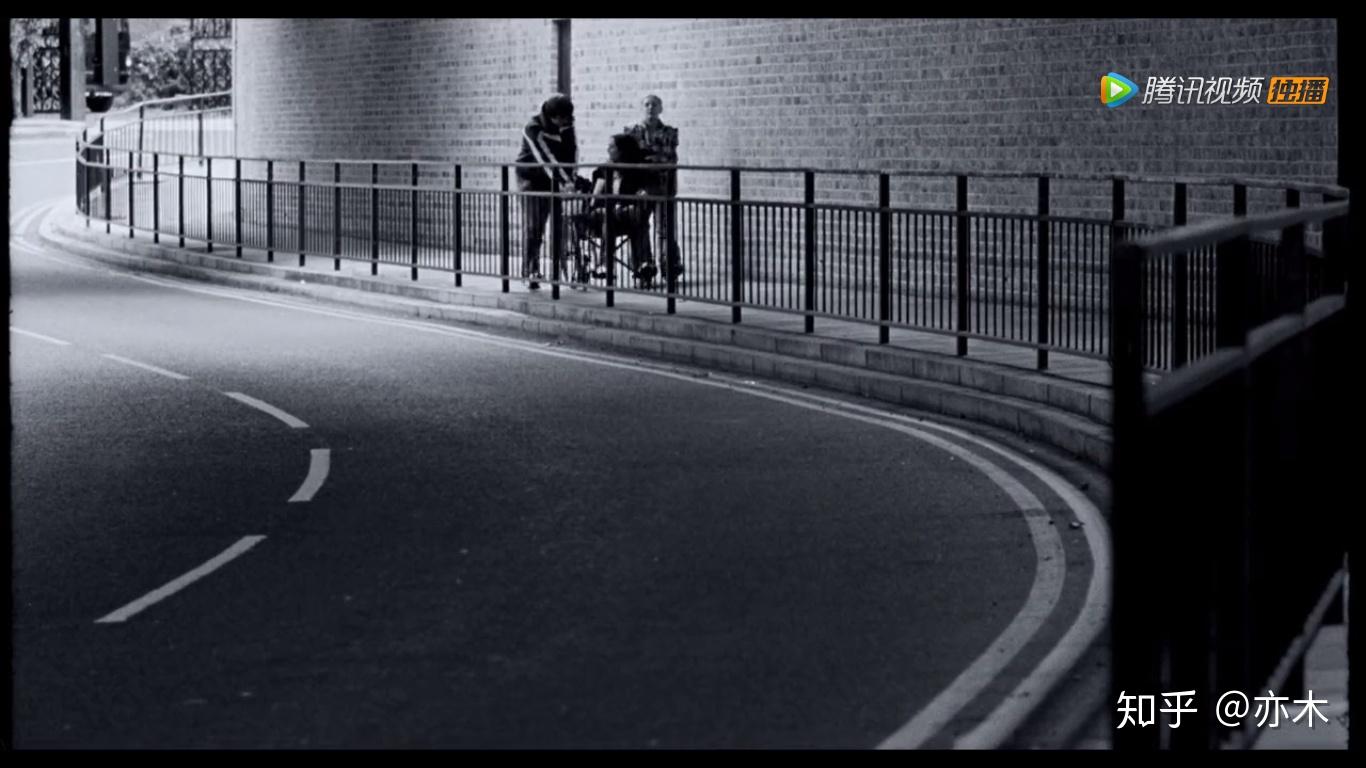 s型构图三分法《苏默斯小镇》一个真的超级小众的电影,全片黑白,故事