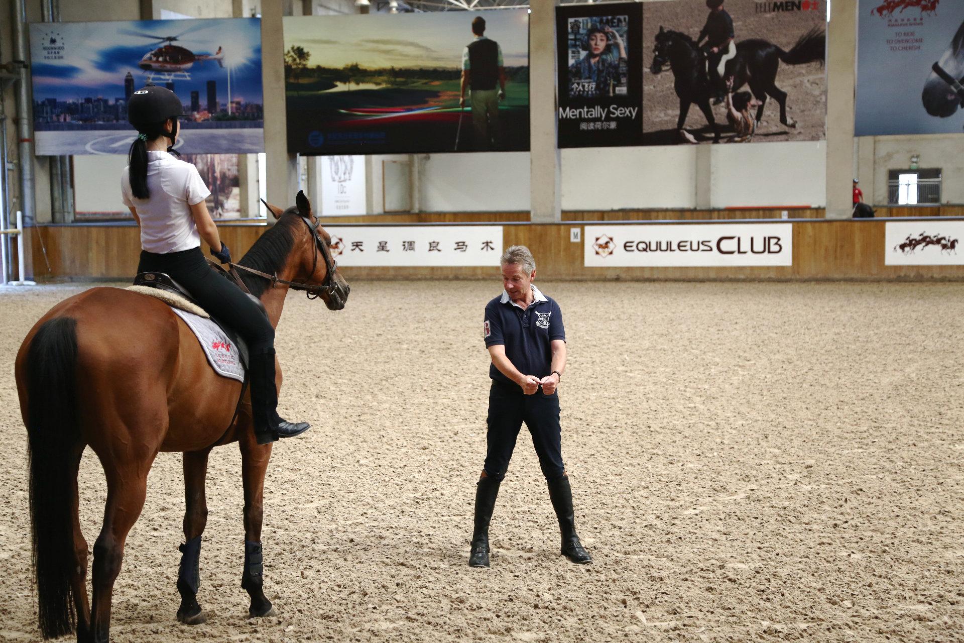 先要建立正确的骑乘坐姿.