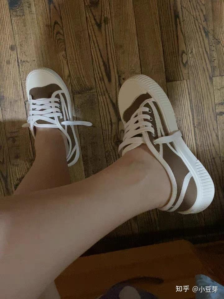 姐妹们你们穿帆布鞋穿袜子吗