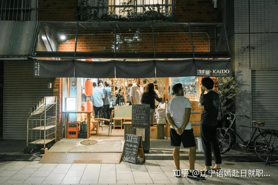 在北品川商店街这个人流量并不大的街道,你总能听见"你好,2楼有空位