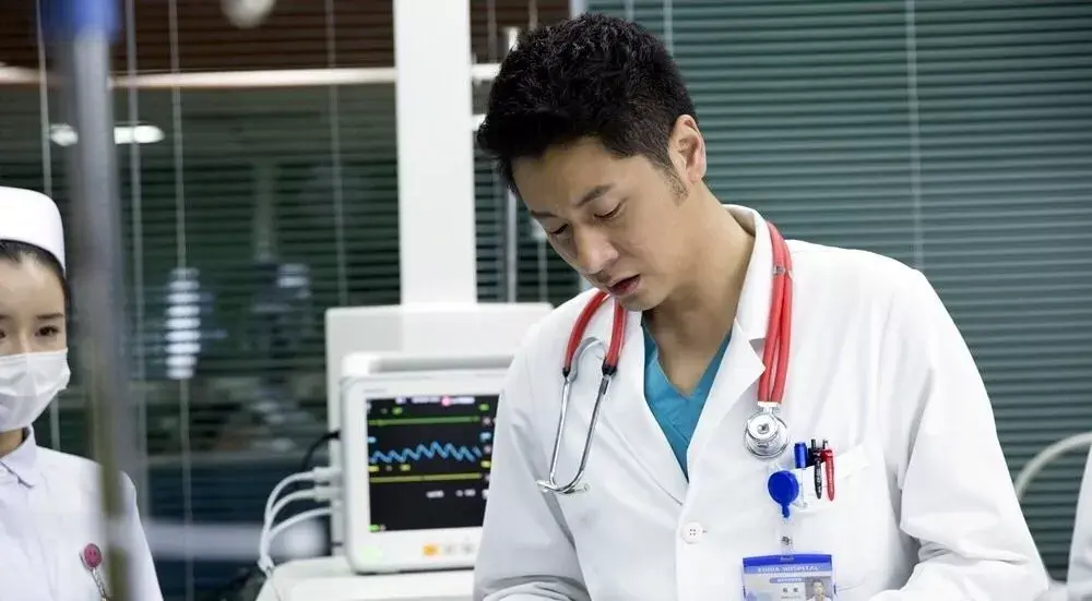 下班前,回到住院部回到住院部后,医生顾不上休息,又再次查看了昨天