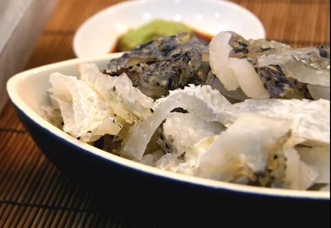 脆爽的河豚皮口感嫩滑,可以凉拌,也可以做成清新滑软的鱼皮冻.