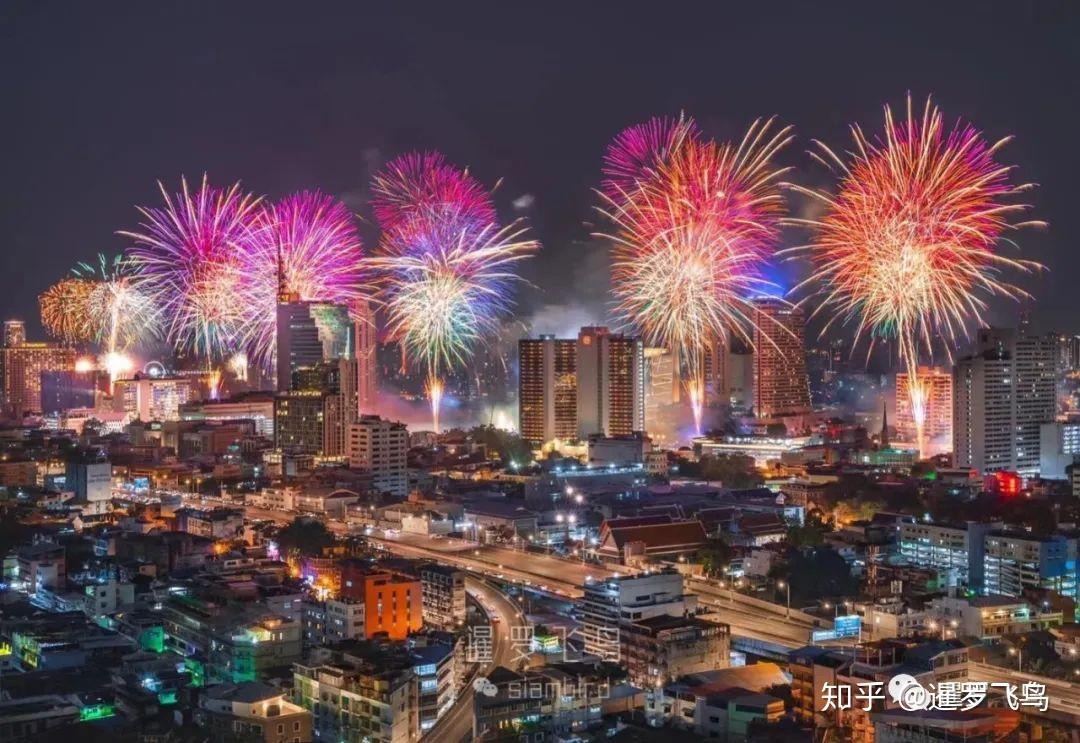 泰国曼谷湄南河焰火跨年迎新14公里燃放了25000发