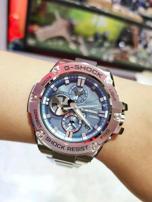 就像这款一直火到现在的gst-b100 卡西欧钢铁之心系列里面称得上是