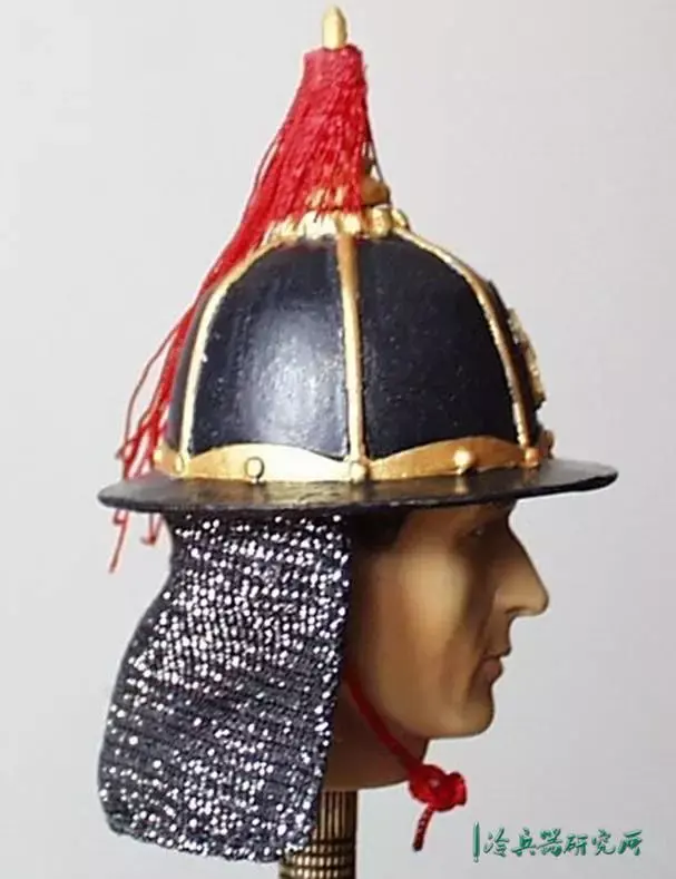 明代皇帝的高级斗笠盔在《太平抗倭图卷》上除了主将戴礼仪凤翅盔外