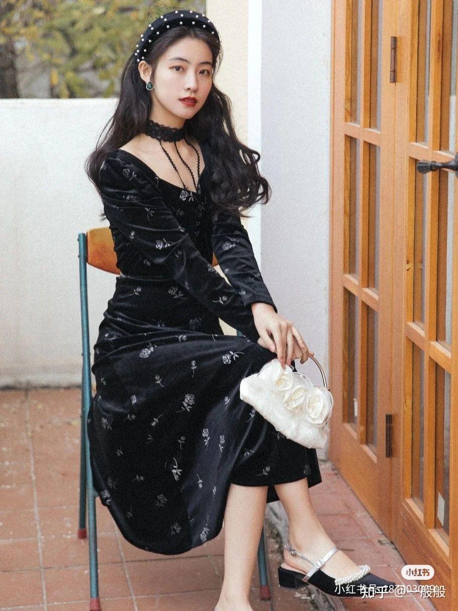 穿黑裙子搭配什么颜色鞋子好看呢