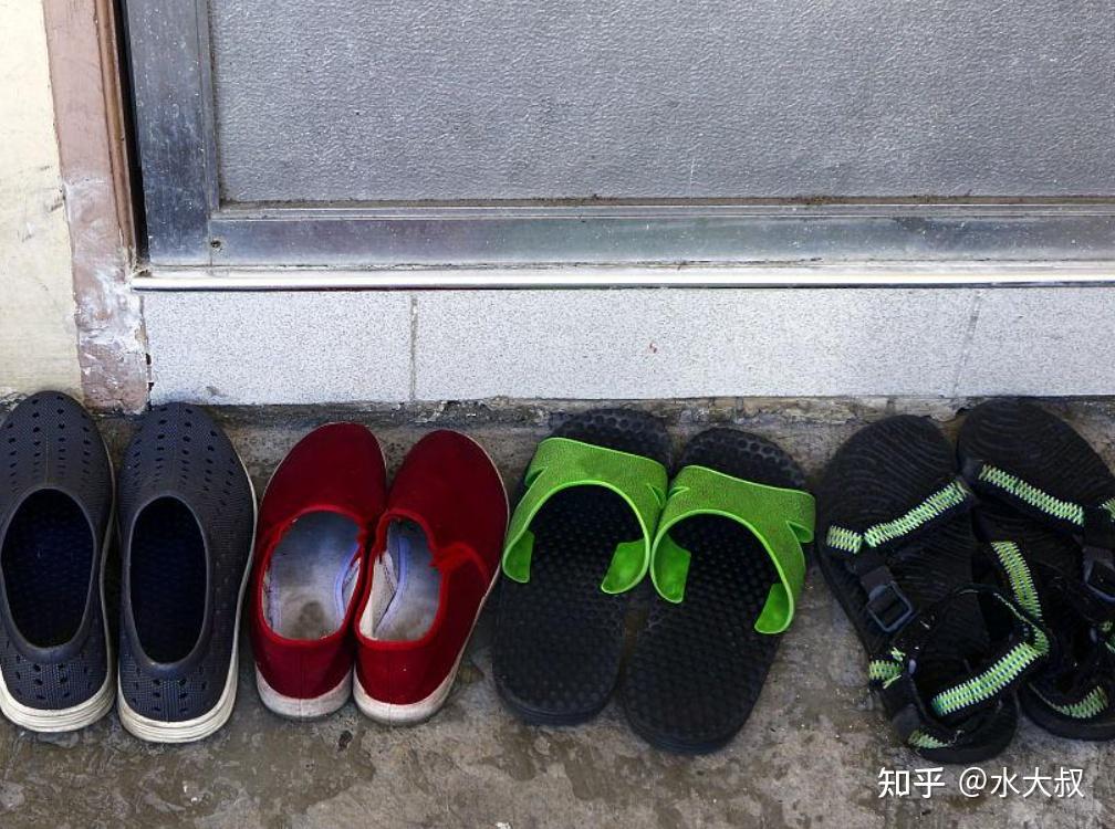 鞋子千万别乱放,俗话说:"鞋放三处,家中不富",真不是迷信!