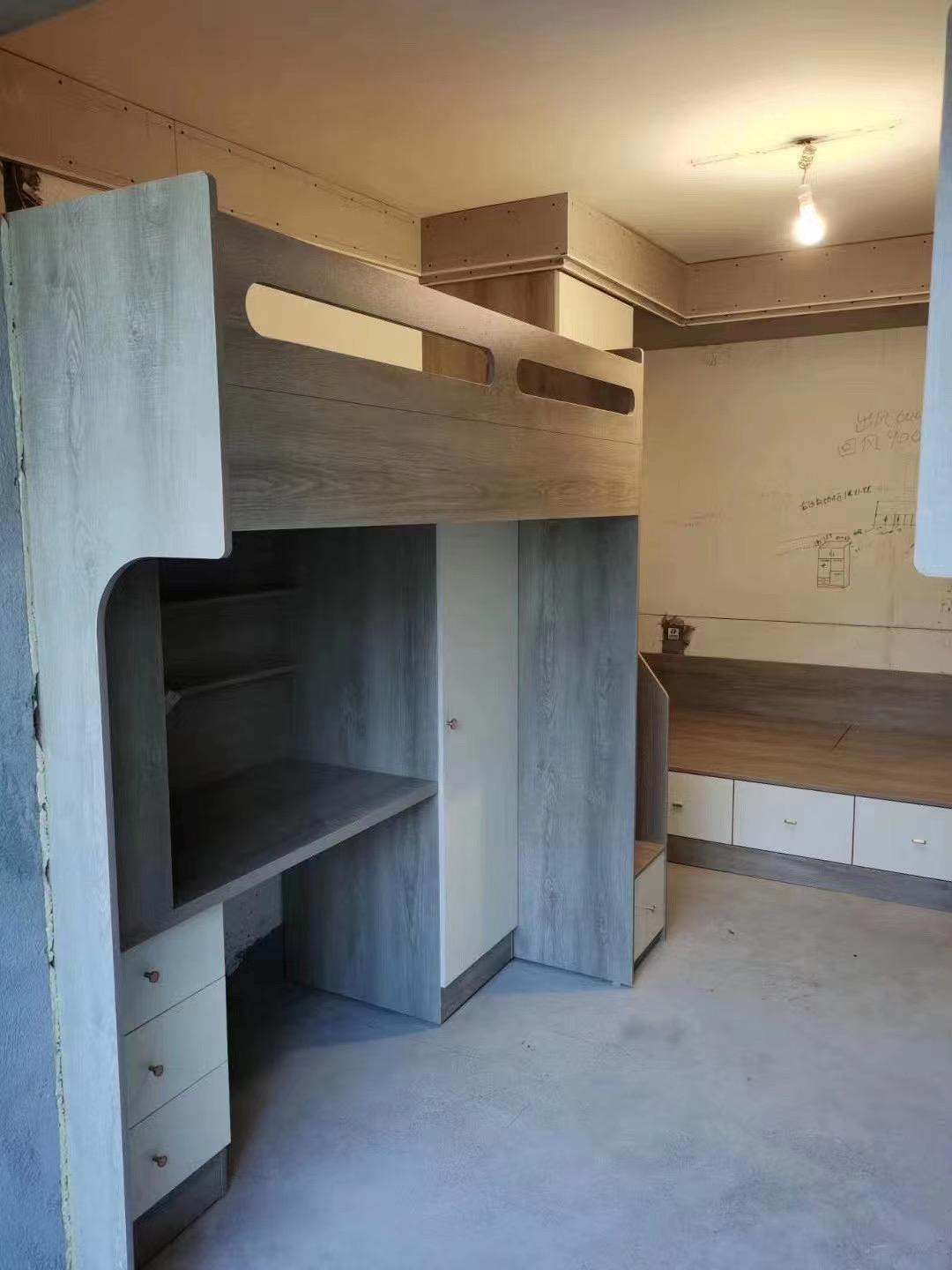 材料用的兔宝宝的免漆板,机器封边,款式也是业主自己找的样式跟师傅再