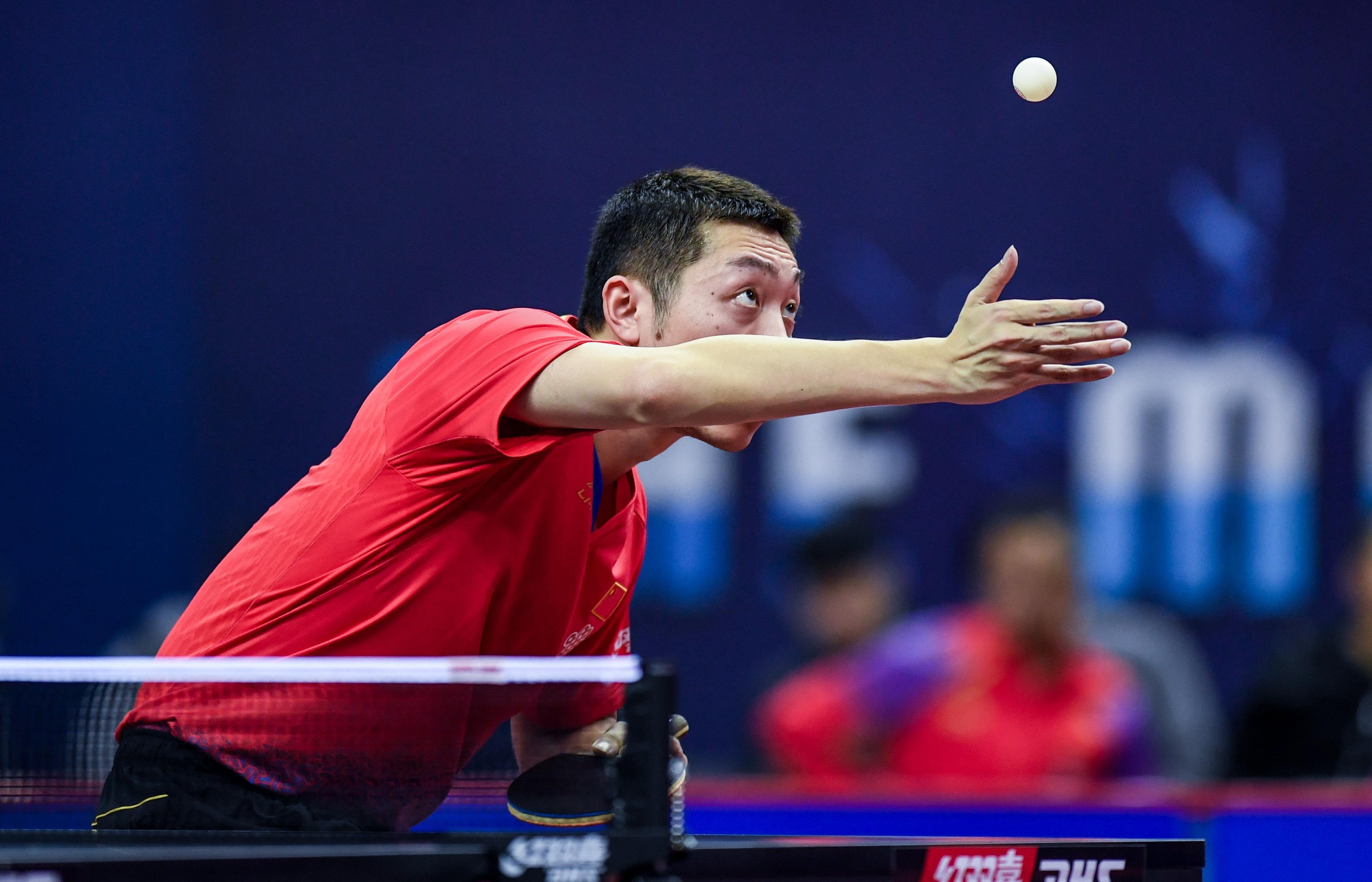 这样发侧上旋球贼转在对手台面上横着跳