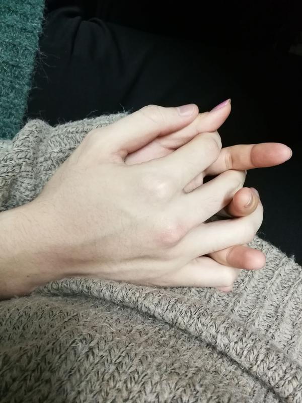 手背比我手心白!恨他!