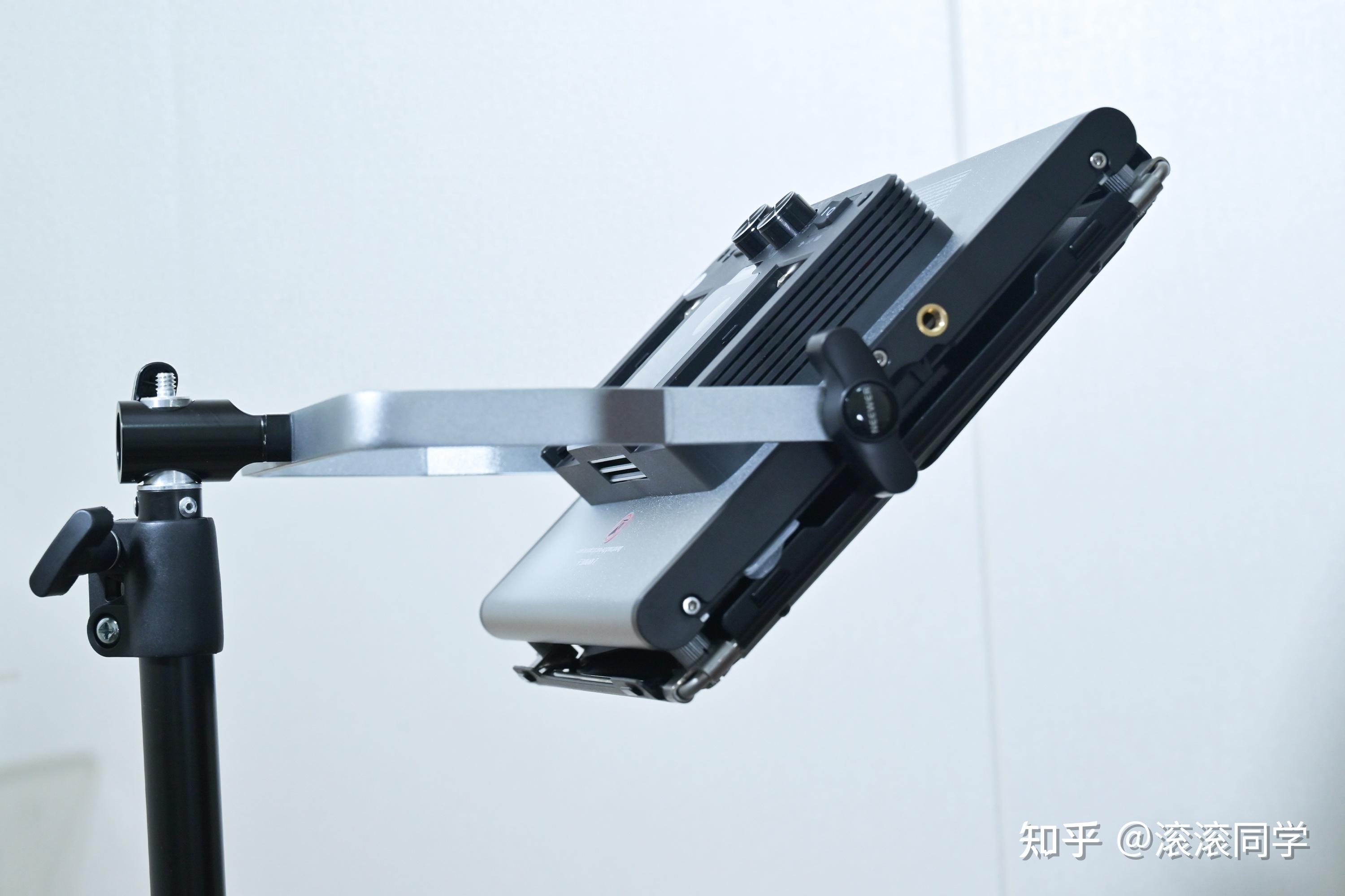 纽尔rgb660全彩补光灯需要安装到支架上使用,通过底部的旋钮扣住支架