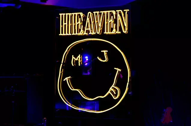 涅槃乐队最经典的笑脸标志都敢抄