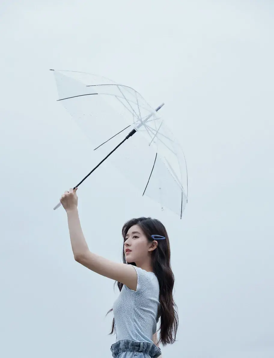 拍照不会摆pose一把伞就够了