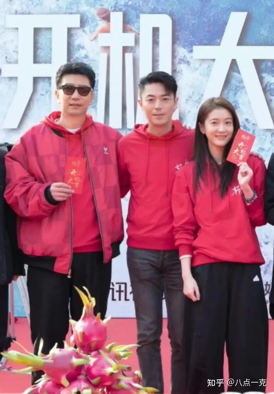 霍建华菜市场拍戏被偶遇!颜值回春,又瘦又帅,网友:脸在江山在 - 知乎