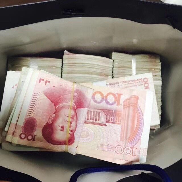 长辈表态, 就这么明晃晃的把八十万现金装在手提箱里送, 打开时报