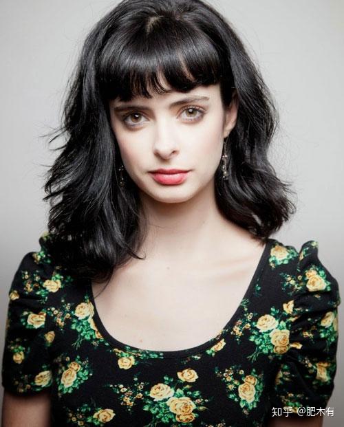 walter,skyler和saul在仔细讨论洗钱的事;jane margolis,在jesse生命