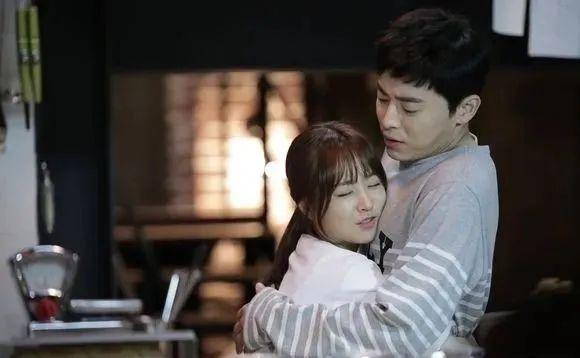 《鬼神君》讲述一个拥有阴阳眼的女孩罗奉仙,被一个因从没有谈过恋爱