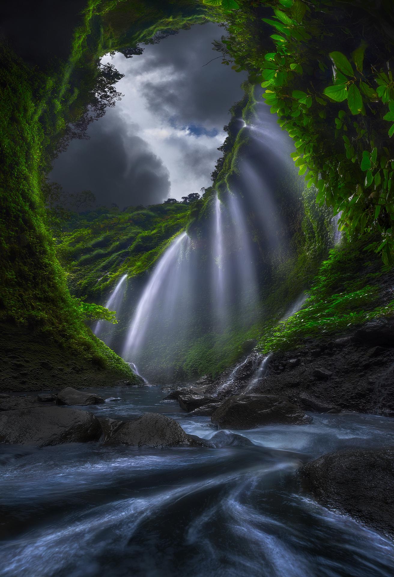 魔幻瀑布180度全景接片曝光合成