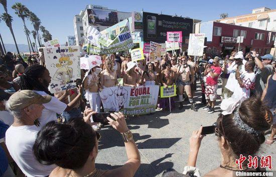 女儿坚持一定要像爸爸一样在家「打赤膊」,怎么告诉