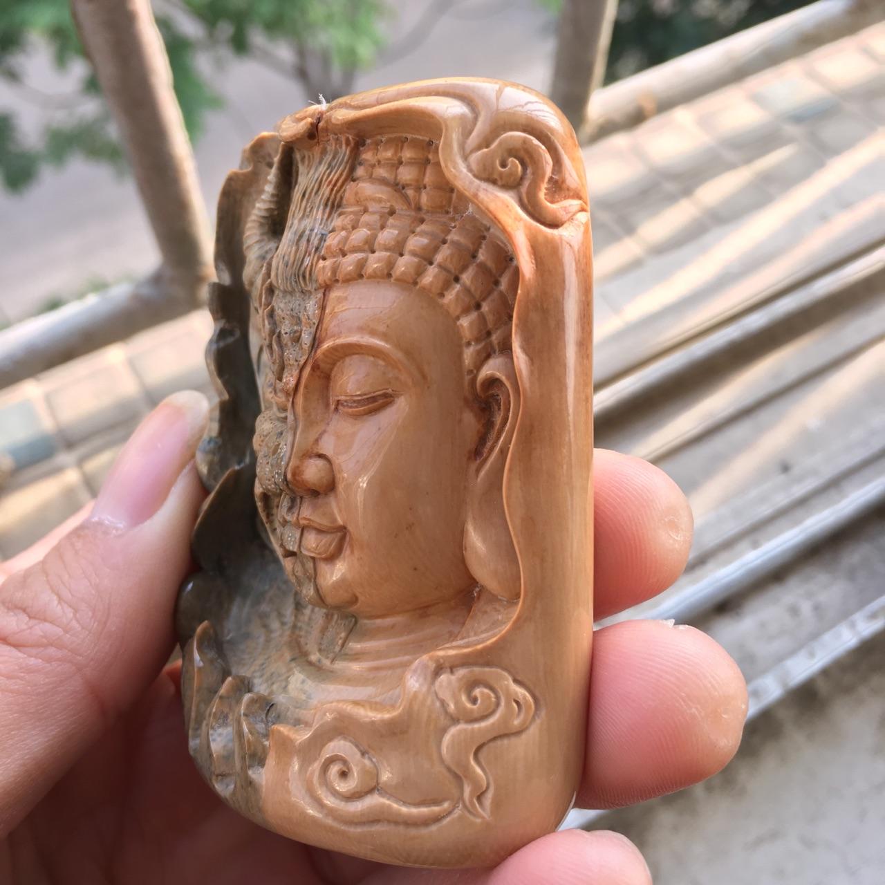 经过金亮大师手工雕刻,再结合罕有的猛犸冰料,完美结合,猛犸象牙青脸