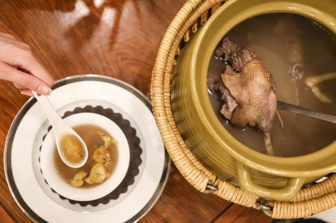 "清词三大家"之一的朱彝尊,曾在《食宪鸿秘》中写过两款鹅菜,一个是坛