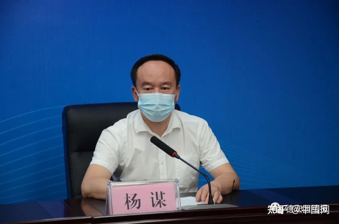 10月29日凌晨,瑞丽市召开新闻发布会,瑞丽市人民政府市长尚腊边介绍