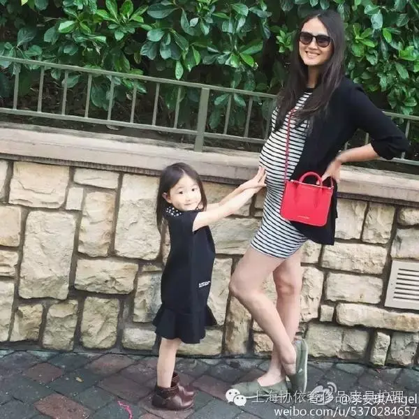 奥莉的妈妈李安琪就有这款包包,简洁独特的设计让这款包袋百搭又不失